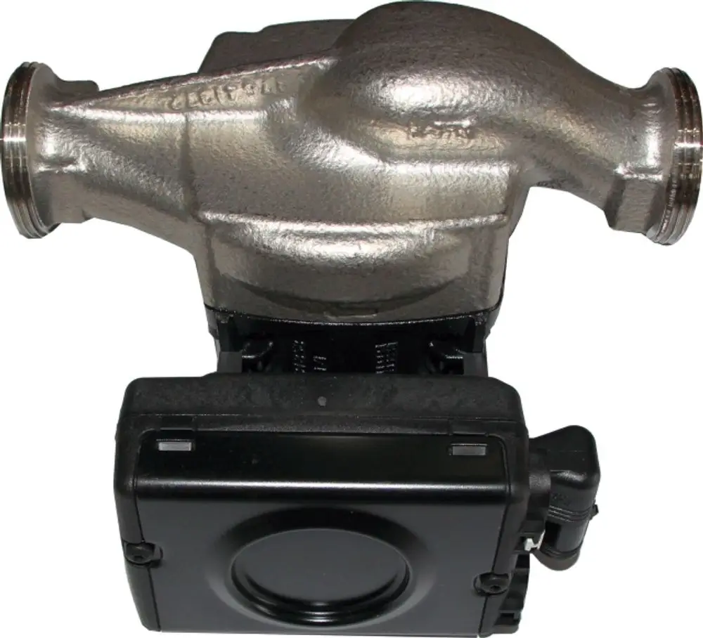 Wasserpumpe mit metallischem Gehäuse und PWM-Controller, möglicherweise von Wolf, für Heizungs- oder Warmwasseranwendungen. Anschlussmöglichkeiten an den beiden Enden sichtbar.